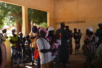 Vrouwen in de rij bij het Ziekenhuisje van Zimtanga